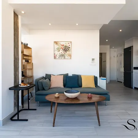 Exquisite 2 Bedroom Apt, Pool, Views Apartmán