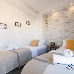 Exquisite 2 Bedroom Apt, Pool, Views Apartment *