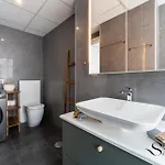 Exquisite 2 Bedroom Apt, Pool, Views Lägenhet *