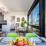 Lägenhet Exquisite 2 Bedroom Apt, Pool, Views Torremolinos