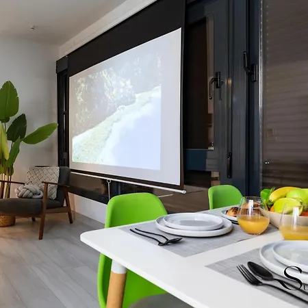 Exquisite 2 Bedroom Apt, Pool, Views 公寓