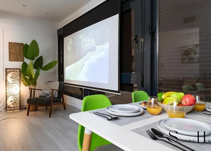 Exquisite 2 Bedroom Apt, Pool, Views Apartament