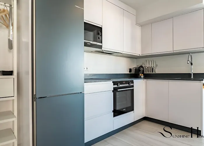 Exquisite 2 Bedroom Apt, Pool, Views Apartament